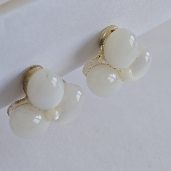 Vintage Richelieu earrings white moonglow screwback moon glow - Picture 6 of 10